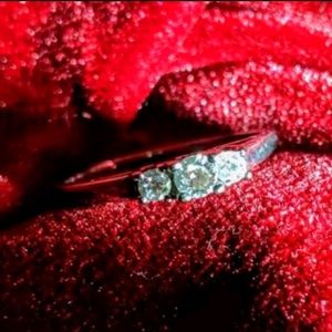 Diamond Ring - Size 7.5 14kt White Gold Certed